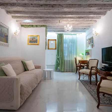 Loving In Venice, 5 Stars Apartman