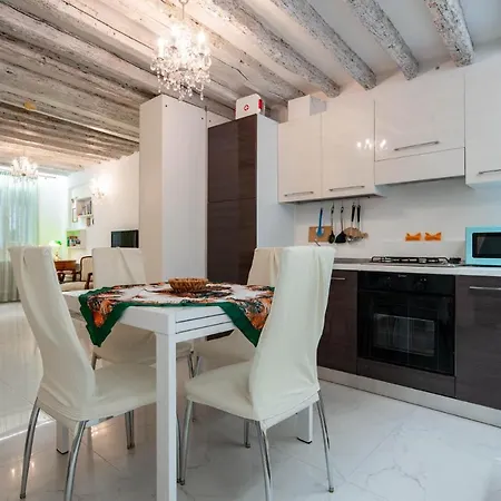 Loving In Venice, 5 Stars البندقية