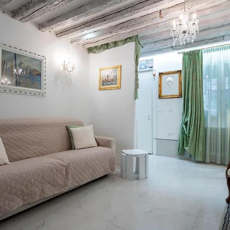 Loving In Venice, 5 Stars Venedik