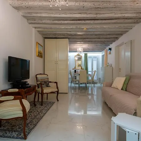 Loving In Venice, 5 Stars * البندقية