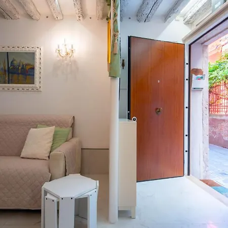 Loving In Venice, 5 Stars البندقية