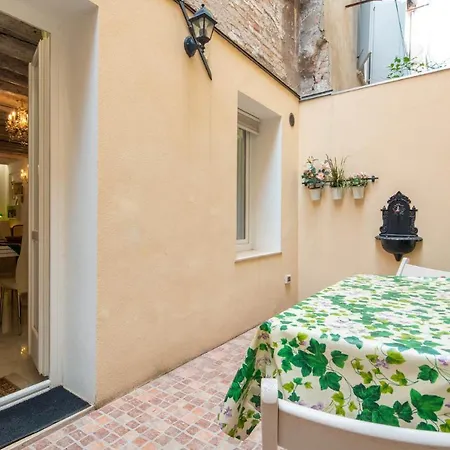 Loving In Venice, 5 Stars Venedik